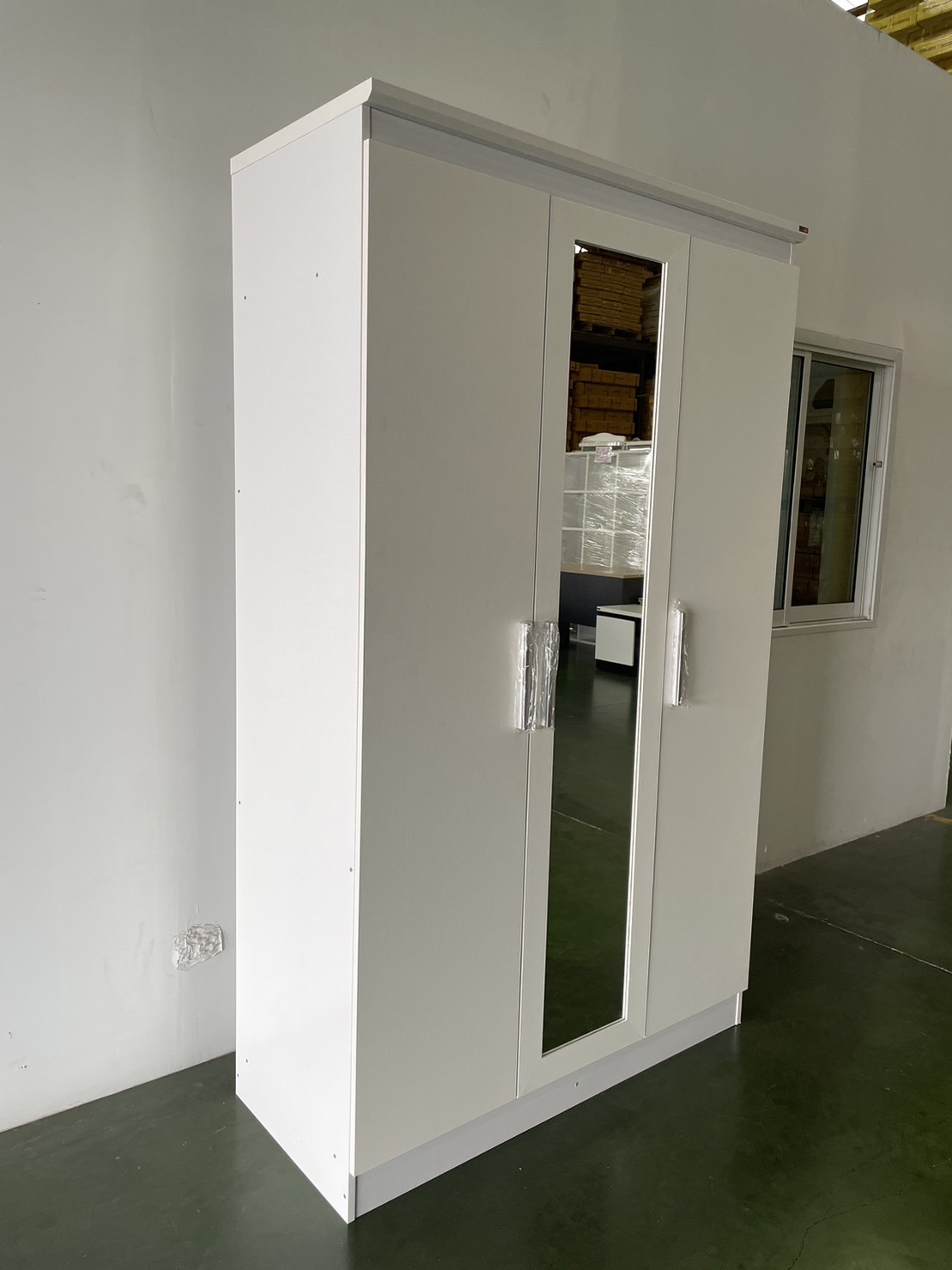 89071::WR-7030B::ตู้เสื้อผ้า3 บานเปิด 1.2 ม. กระจกเงากลาง1บาน หน้าบานเมลามีน ขนาด1200x520x2000มม. SPEC:PU/MELAMINE สีโอ๊ค(Od),สีโอ๊คดำขาว(OdWh),สีขาว(Wh),สีโซลิดกราไฟท์(SoGp),สีโซลิดขาว(SoWh),สีไลท์เวงเก้แฟบริค(LvFb)